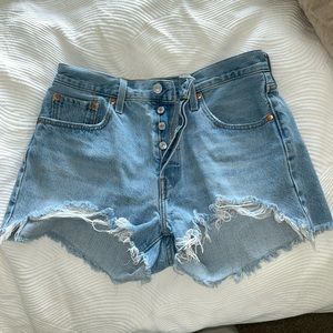 Cut-off Levi 501 Jean Shorts